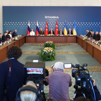 Delegationen der neuen direkten Verhandlung zwischen Russland und der Ukraine kommen unter türkischer Führung zusammen