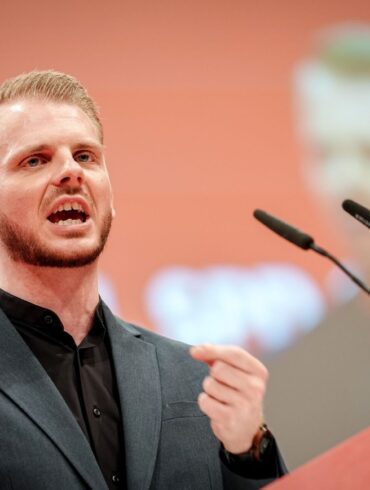 Klüssendorf rückt als Generalsekretär in die SPD-Spitze auf.