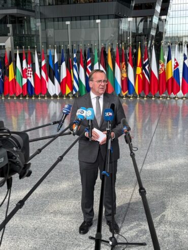 Bundesverteidigungsminister Boris Pistorius (SPD) spricht im Nato-Hauptquartier.