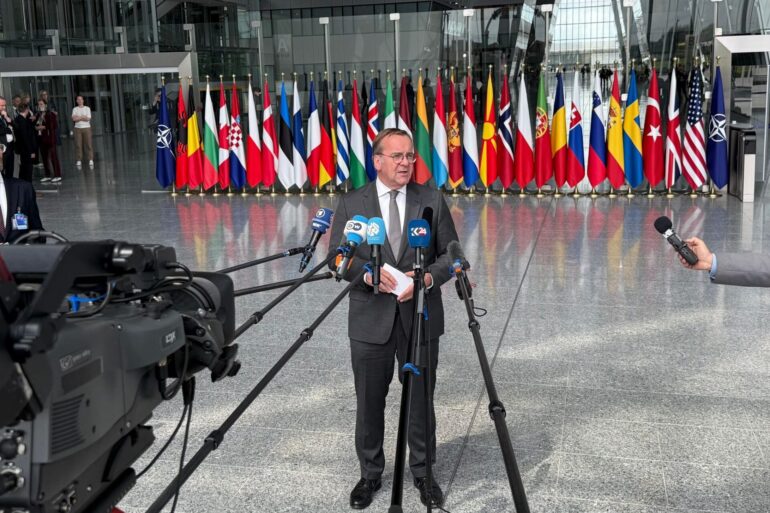 Bundesverteidigungsminister Boris Pistorius (SPD) spricht im Nato-Hauptquartier.
