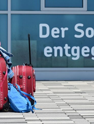 Die Vorfreude auf den Urlaub ist groß - bis stundenlange Verspätungen an den Nerven zehren. (Archivbild)
