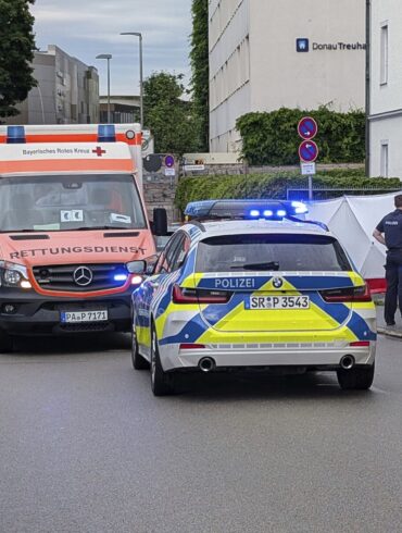Ein Auto ist in Passau in eine Menschengruppe gefahren.