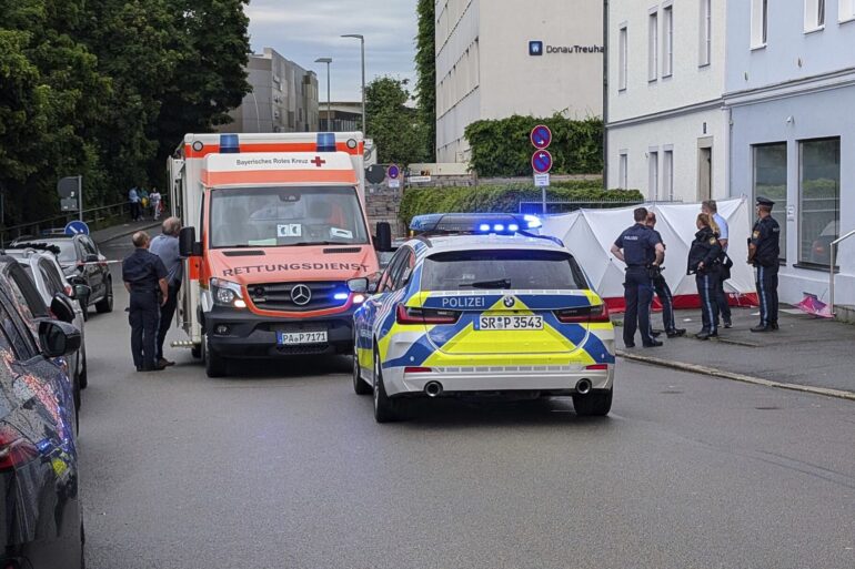 Ein Auto ist in Passau in eine Menschengruppe gefahren.