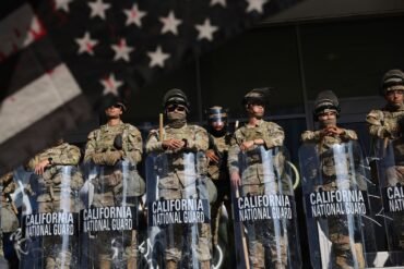 Soldaten der Nationalgarde beschützen in Los Angeles Einrichtungen des Bundes - und schon bald ihre Zahl verdoppelt werden.