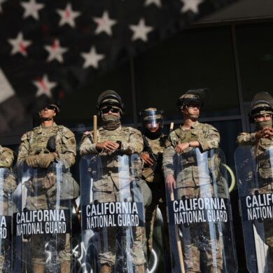 Soldaten der Nationalgarde beschützen in Los Angeles Einrichtungen des Bundes - und schon bald ihre Zahl verdoppelt werden.
