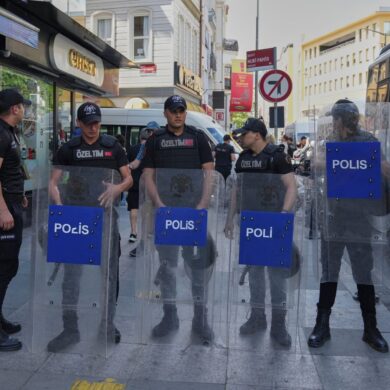 Türkische Polizisten stehen in einer Sicherheitslinie während des jährlichen LGBTQ+ Pride Marsches.