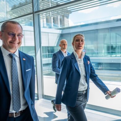 Die AfD-Chefs Tino Chrupalla (l.) und Alice Weidel können sich über einen spürbaren Anstieg ihrer Monatseinkünfte freuen. (Archivbild)