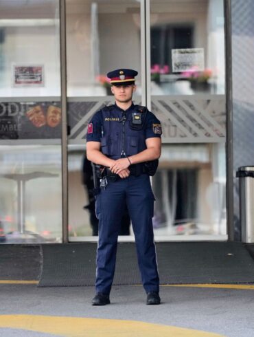Die Polizei war auch am Tag nach der Tat an der Schule präsent.