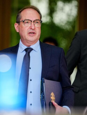 Polizisten können nicht belangt werden, argumentiert Innenminister Dobrindt. (Archivbild)