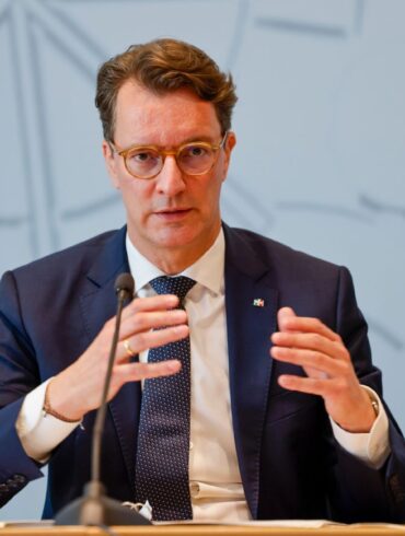 Nordrhein-Westfalens Ministerpräsident Hendrik Wüst (CDU) verlangt angesichts der erwarteten Steuerausfälle für Länder und Kommunen durch das geplante Investitionspaket des Bundes Kompensationen.