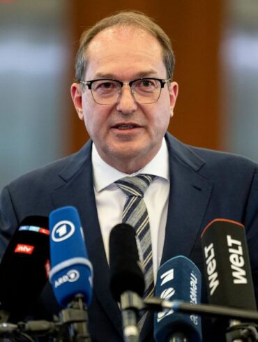 Wenige Stunden nach der Veröffentlichung der Entscheidung des Berliner Verwaltungsgerichts tritt Bundesinnenminister Alexander Dobrindt (CSU) in Berlin vor die Presse.