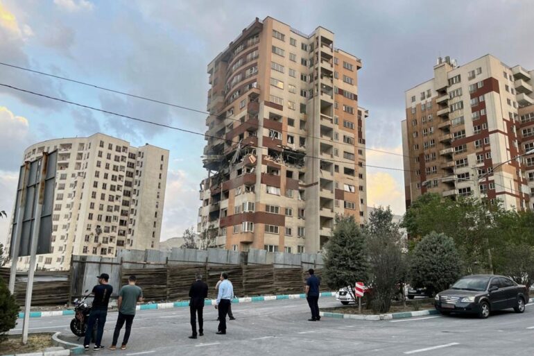 Israel hat mit einem Großangriff auf Ziele im Iran begonnen.