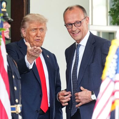 Trump gab sich bei der Begegnung betont freundlich, machte Merz Komplimente für sein gutes Englisch und klammerte mögliche strittige Themen weitgehend aus.