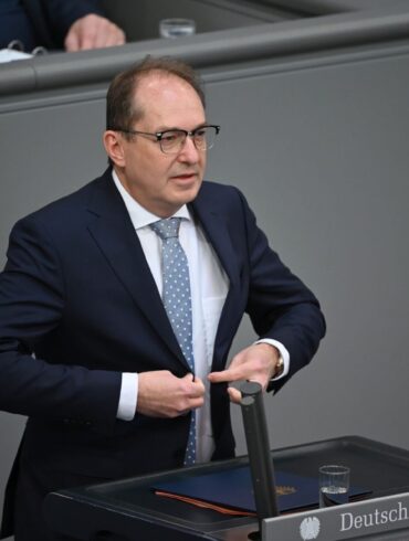 Die Grünen warfen Bundesinnenminister Alexander Dobrindt (CSU) in der Debatte vor, er imitiere mit seiner Betonung der Probleme der «illegalen Migration» die AfD.