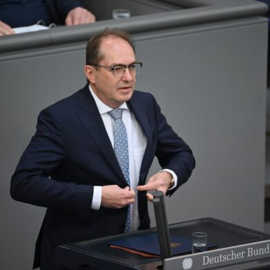 Die Grünen warfen Bundesinnenminister Alexander Dobrindt (CSU) in der Debatte vor, er imitiere mit seiner Betonung der Probleme der «illegalen Migration» die AfD.