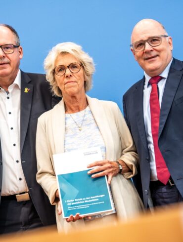 Die Mindestlohnkommission präsentiert das Mindestlohn-Ergebnis.