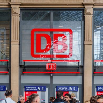 Die angeschlagene Bahn will mit der Abschaffung der Familienreservierung Geld sparen. (Archivbild)