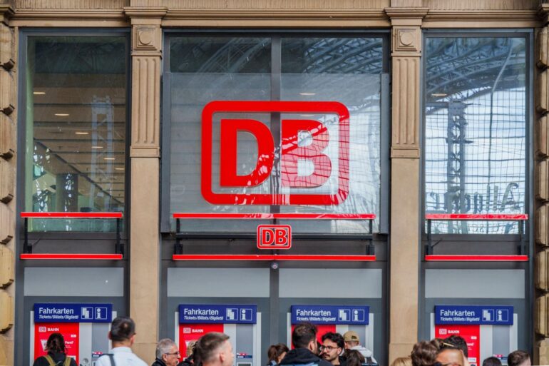Die angeschlagene Bahn will mit der Abschaffung der Familienreservierung Geld sparen. (Archivbild)