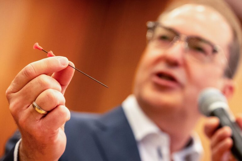 Dobrindt warnt vor der Gefahr der Waffe.