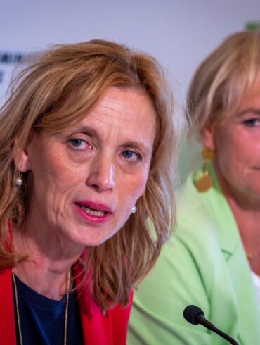 Eine Expertenkommission soll nach Vorstellungen von Bundesbildungsministerin Karin Prien (CDU, l) dabei helfen, Kinder besser vor Risiken durch die Nutzung von Handys und Social Media zu schützen.