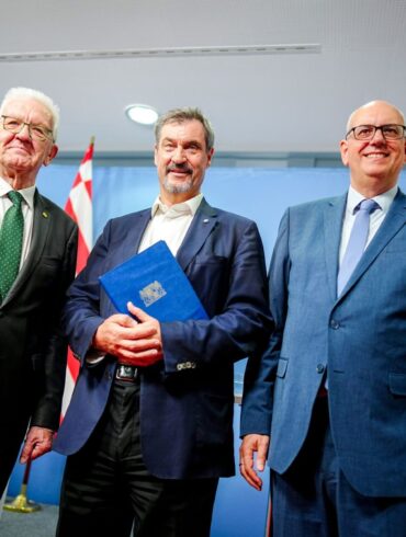 Drei Länder für die Raumfahrt: Deutschland soll mehr Geld geben. Dafür machen sich Winfried Kretschmann (l-r), Markus Söder und Andreas Bovenschulte stark.