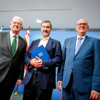 Drei Länder für die Raumfahrt: Deutschland soll mehr Geld geben. Dafür machen sich Winfried Kretschmann (l-r), Markus Söder und Andreas Bovenschulte stark.