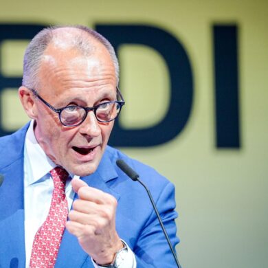 Merz unterstützt die Luftangriffe, ohne das Wort «Drecksarbeit» zu wiederholen.