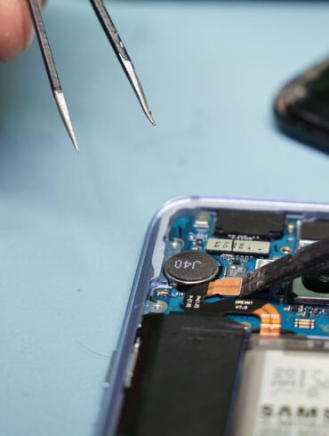 Ab dem 20. Juni sollen Kundinnen und Kunden mit dem Energielabel wissen, wie leicht ein Handy zu reparieren ist. (Symbolbild)