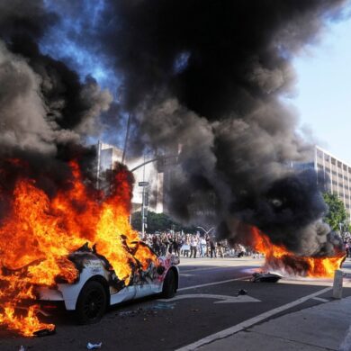 Am Rande der friedlichen Proteste kam es auch zu Zusammenstößen mit der Polizei.