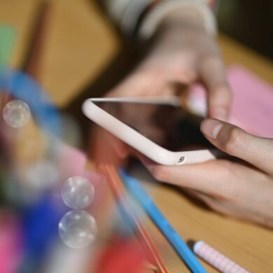 Jugendliche verbringen oft täglich mehrere Stunden mit dem Smartphone in der Hand. (Symbolbid)