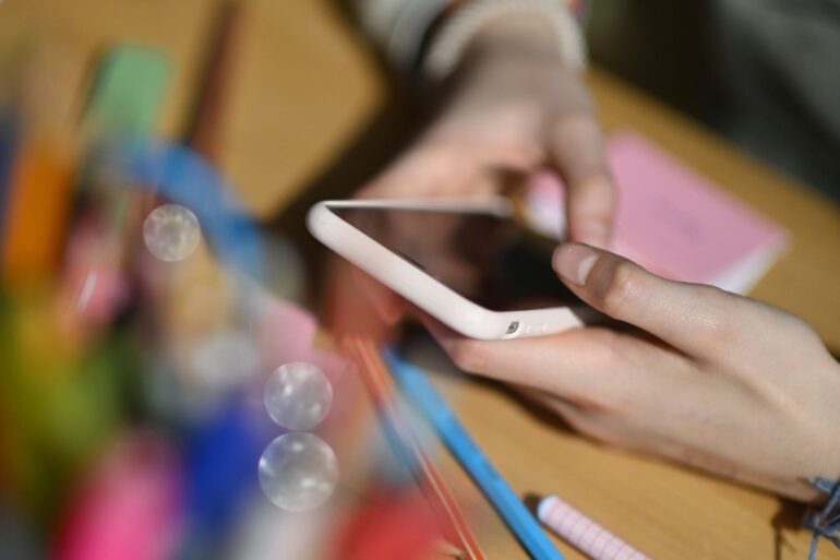 Jugendliche verbringen oft täglich mehrere Stunden mit dem Smartphone in der Hand. (Symbolbid)