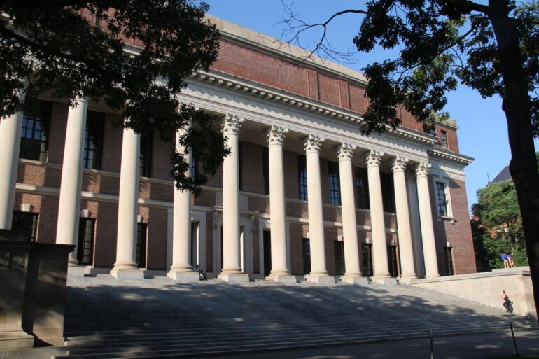 US-Präsident Trump will fast allen Ausländern, die für ein Studium an der Harvard-Universität ins Land wollen, die Einreise verwehren. (Archivbild)