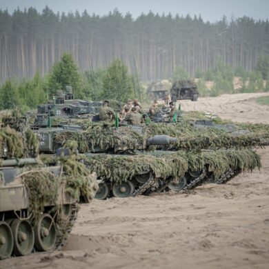 Leopard-2-Panzer der Bundeswehr bei einer Übung - die deutschen Streitkräfte sollen in den kommenden Jahren besser bewaffnet werden.