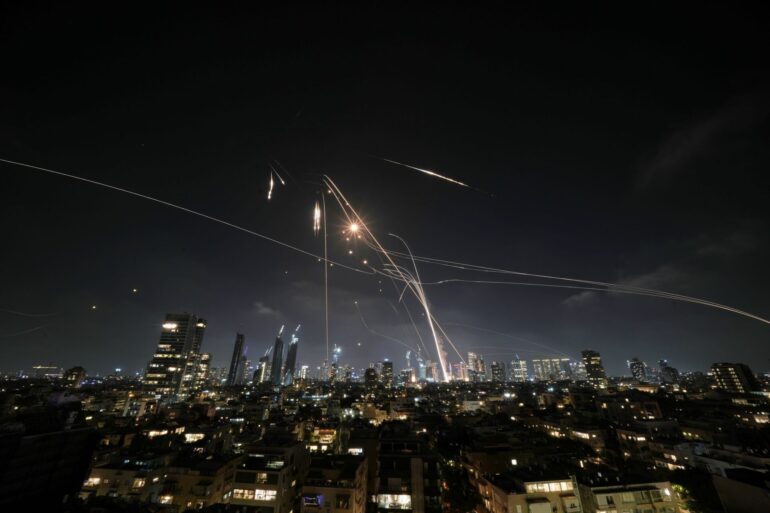 Iran hat mit einem Gegenangriff auf Israel begonnen.