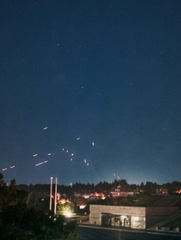Die ukrainische Flugabwehr nimmt russische Drohnen am Himmel über Kiew unter Beschuss.