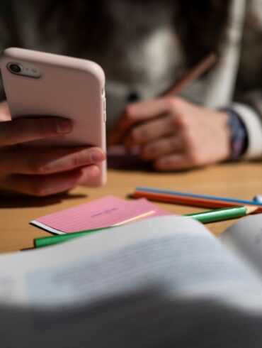 Einer neuen Umfrage zufolge gibt es eine breite Mehrheit für Einschränkungen der Nutzung von privaten Handys an Schulen.