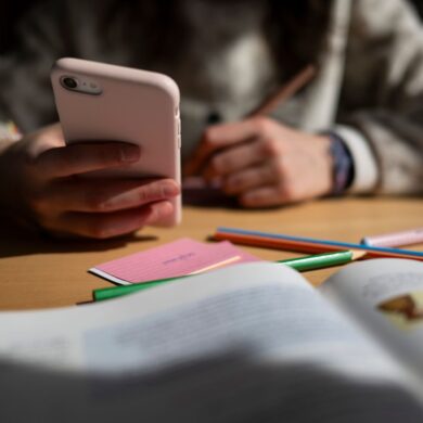 Einer neuen Umfrage zufolge gibt es eine breite Mehrheit für Einschränkungen der Nutzung von privaten Handys an Schulen.