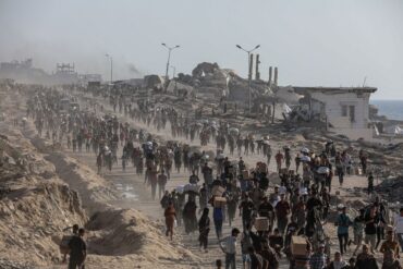 Wer Hilfsgüter im Gazastreifen bekommt, muss teils weite Wege auf sich nehmen. (Archivbild)