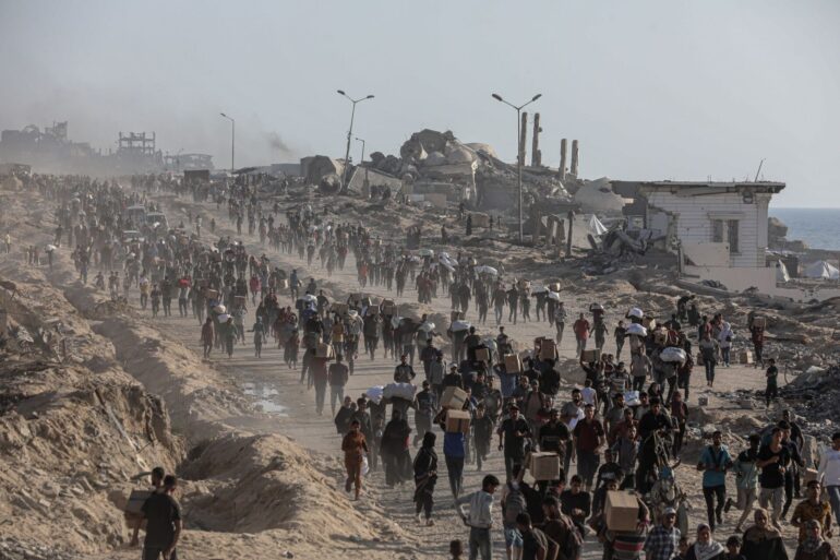 Wer Hilfsgüter im Gazastreifen bekommt, muss teils weite Wege auf sich nehmen. (Archivbild)