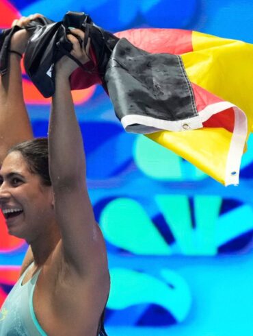 Anna Elendt feiert mit der deutschen Fahne.
