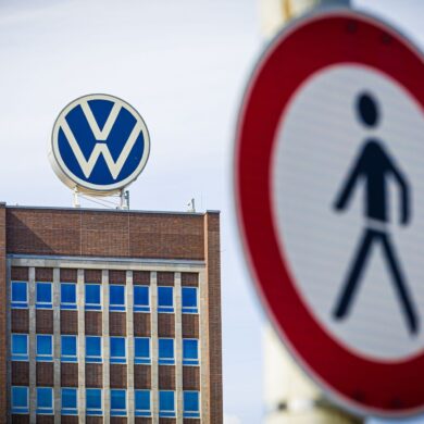 Das Schild am VW-Hauptsitz spiegelt symbolisch den unvermeidlichen Abgang von Personalvorstand Kilian wider.