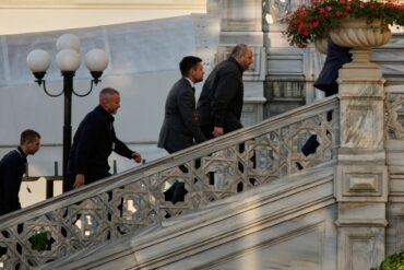 Der Leiter der ukrainischen Verhandlungsdelegation, Rustem Umjerow, auf dem Weg zum Verhandlungsort in Istanbul.