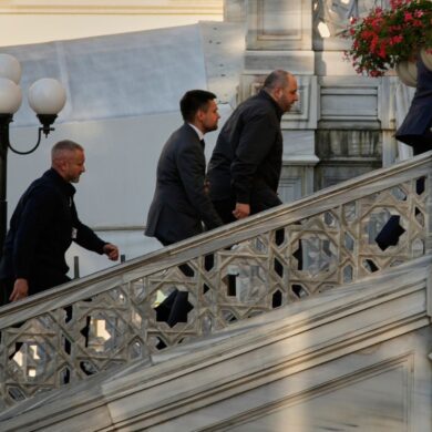 Der Leiter der ukrainischen Verhandlungsdelegation, Rustem Umjerow, auf dem Weg zum Verhandlungsort in Istanbul.