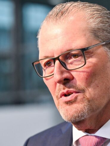 Arbeitgeberpräsident Rainer Dulger fordert eine Senkung der Lohnnebenkosten. (Archivbild)