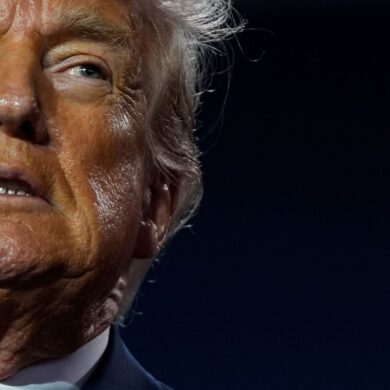 US-Präsident Donald Trump reist unter großem Druck nach Schottland.