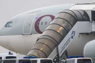 Eine Maschine der Qatar Airways steht auf dem Flughafen Leipzig bereit.
