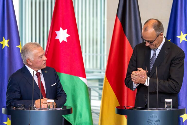 Die Bundeswehr hat nach Angaben von Kanzler Friedrich Merz zwei Transportflugzeuge nach Jordanien geschickt, die dann Hilfsgüter über dem Gazastreifen abwerfen sollen