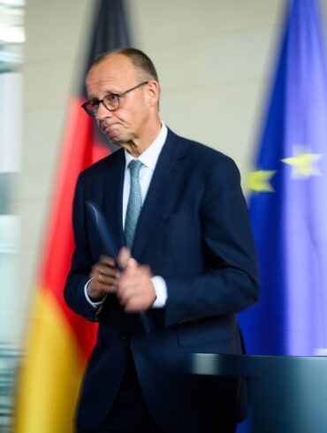 Erstmals behält sich Kanzler Merz konkrete Maßnahmen gegen Israel vor.