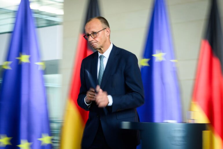 Erstmals behält sich Kanzler Merz konkrete Maßnahmen gegen Israel vor.