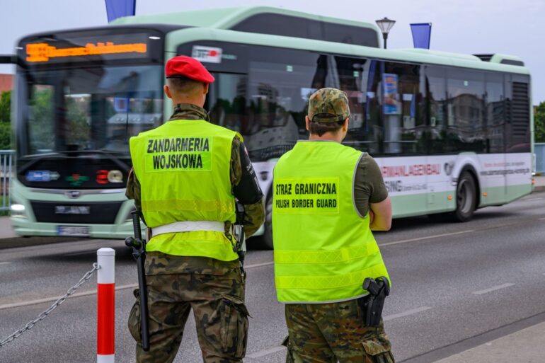 Der Verkehr in der Grenzregion läuft nach Angaben des Innenministeriums in Warschau reibungslos.